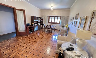 Venta casa 4 ambientes con local, cochera, quincho con parrilla y terraza en Wilde