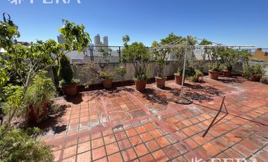 Venta casa 4 ambientes con local, cochera, quincho con parrilla y terraza en Wilde