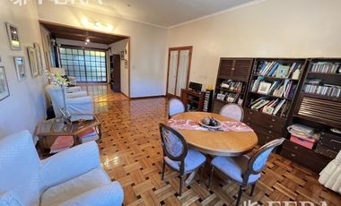 Venta casa 4 ambientes con local, cochera, quincho con parrilla y terraza en Wilde