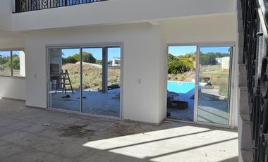 Casa en venta - 5 Dormitorios 4 Baños - Cochera - Barrio Ecuestre, Costa Esmeralda