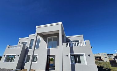 Casa en venta - 5 Dormitorios 4 Baños - Cochera - Barrio Ecuestre, Costa Esmeralda