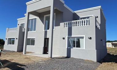 Casa en venta - 5 Dormitorios 4 Baños - Cochera - Barrio Ecuestre, Costa Esmeralda