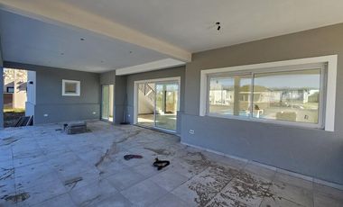 Casa en venta - 5 Dormitorios 4 Baños - Cochera - Barrio Ecuestre, Costa Esmeralda