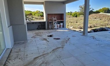 Casa en venta - 5 Dormitorios 4 Baños - Cochera - Barrio Ecuestre, Costa Esmeralda