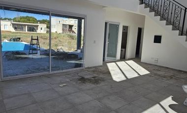 Casa en venta - 5 Dormitorios 4 Baños - Cochera - Barrio Ecuestre, Costa Esmeralda