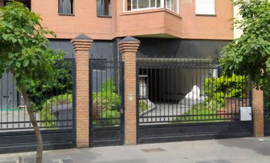 Inversores! Cochera para auto, varias motos y baulera, Moreno al 300, Barrio Sur