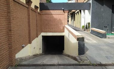 Inversores! Cochera para auto, varias motos y baulera, Moreno al 300, Barrio Sur