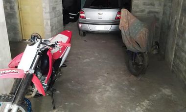 Inversores! Cochera para auto, varias motos y baulera, Moreno al 300, Barrio Sur
