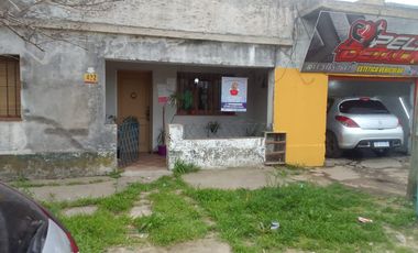 Casa de 3 ambientes y amplio lote con local en venta en Guernica