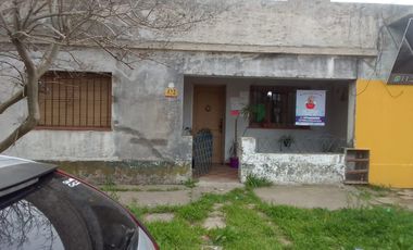 Casa de 3 ambientes y amplio lote con local en venta en Guernica