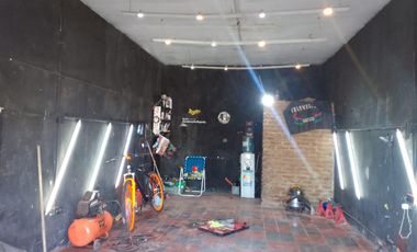 Casa de 3 ambientes y amplio lote con local en venta en Guernica