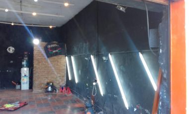 Casa de 3 ambientes y amplio lote con local en venta en Guernica