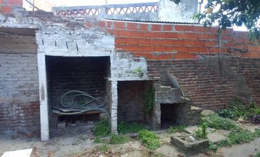 Casa de 3 ambientes y amplio lote con local en venta en Guernica
