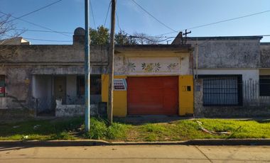Casa de 3 ambientes y amplio lote con local en venta en Guernica