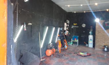 Casa de 3 ambientes y amplio lote con local en venta en Guernica