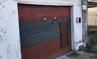 Casa de 3 ambientes y amplio lote con local en venta en Guernica