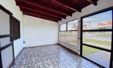 Casa en venta - 3 Dormitorios 1 Baño - Cochera - 400Mts2 - Melchor Romero, La Plata