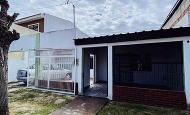 Casa en venta - 3 Dormitorios 1 Baño - Cochera - 400Mts2 - Melchor Romero, La Plata
