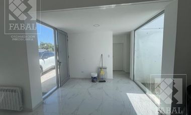Casa alquiler Los Canales, Plottier, 2 dormitorios, 2 baños, jardín y entrada para autos