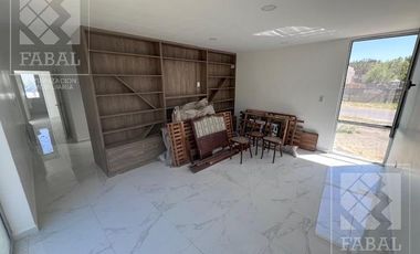 Casa alquiler Los Canales, Plottier, 2 dormitorios, 2 baños, jardín y entrada para autos