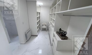 Casa alquiler Los Canales, Plottier, 2 dormitorios, 2 baños, jardín y entrada para autos