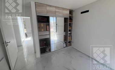 Casa alquiler Los Canales, Plottier, 2 dormitorios, 2 baños, jardín y entrada para autos