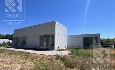 Casa alquiler Los Canales, Plottier, 2 dormitorios, 2 baños, jardín y entrada para autos