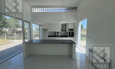 Casa alquiler Los Canales, Plottier, 2 dormitorios, 2 baños, jardín y entrada para autos