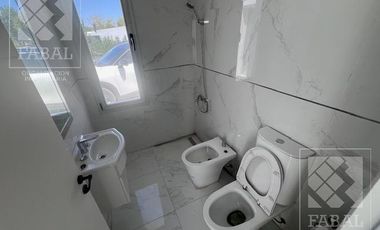 Casa alquiler Los Canales, Plottier, 2 dormitorios, 2 baños, jardín y entrada para autos