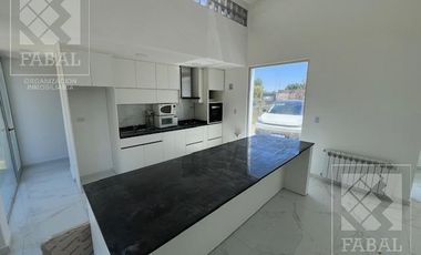 Casa alquiler Los Canales, Plottier, 2 dormitorios, 2 baños, jardín y entrada para autos