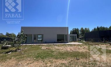 Casa alquiler Los Canales, Plottier, 2 dormitorios, 2 baños, jardín y entrada para autos