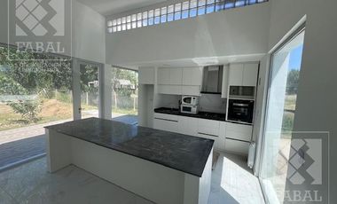 Casa alquiler Los Canales, Plottier, 2 dormitorios, 2 baños, jardín y entrada para autos