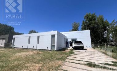 Casa alquiler Los Canales, Plottier, 2 dormitorios, 2 baños, jardín y entrada para autos
