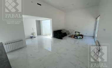 Casa alquiler Los Canales, Plottier, 2 dormitorios, 2 baños, jardín y entrada para autos