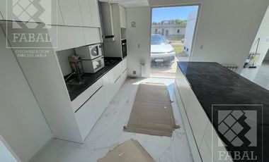Casa alquiler Los Canales, Plottier, 2 dormitorios, 2 baños, jardín y entrada para autos