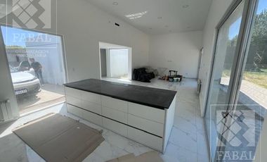 Casa alquiler Los Canales, Plottier, 2 dormitorios, 2 baños, jardín y entrada para autos