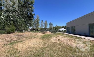 Casa alquiler Los Canales, Plottier, 2 dormitorios, 2 baños, jardín y entrada para autos