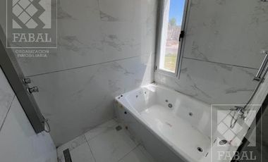 Casa alquiler Los Canales, Plottier, 2 dormitorios, 2 baños, jardín y entrada para autos