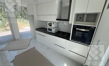 Casa alquiler Los Canales, Plottier, 2 dormitorios, 2 baños, jardín y entrada para autos