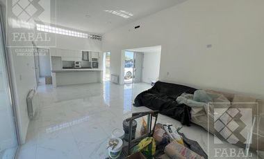 Casa alquiler Los Canales, Plottier, 2 dormitorios, 2 baños, jardín y entrada para autos