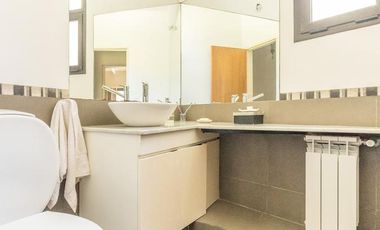 Casa 4 dormitorios, amplio jardín - Puerto Paraíso - Gral Lagos | Venta