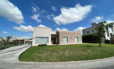 Casa en alquiler de 3 dormitorios en Barrio Cerrado