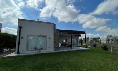 Casa en alquiler de 3 dormitorios en Barrio Cerrado