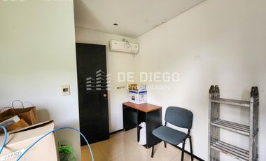 Oficina en Venta de 131 m2, primer piso por escalera, Se puede agregar 78 m2 en PB a la calle. San Isidro centro.