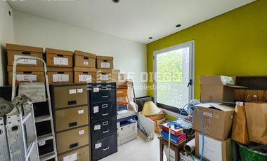 Oficina en Venta de 131 m2, primer piso por escalera, Se puede agregar 78 m2 en PB a la calle. San Isidro centro.