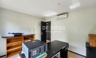 Oficina en Venta de 131 m2, primer piso por escalera, Se puede agregar 78 m2 en PB a la calle. San Isidro centro.