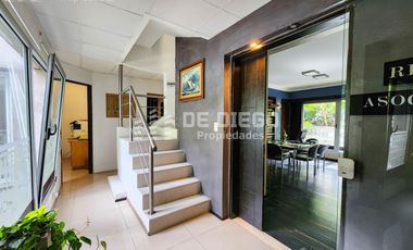 Oficina en Venta de 131 m2, primer piso por escalera, Se puede agregar 78 m2 en PB a la calle. San Isidro centro.