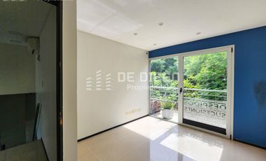 Oficina en Venta de 131 m2, primer piso por escalera, Se puede agregar 78 m2 en PB a la calle. San Isidro centro.