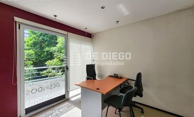 Oficina en Venta de 131 m2, primer piso por escalera, Se puede agregar 78 m2 en PB a la calle. San Isidro centro.