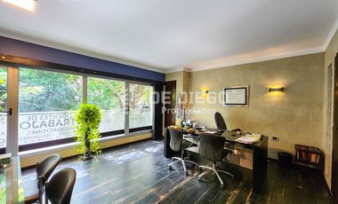 Oficina en Venta de 131 m2, primer piso por escalera, Se puede agregar 78 m2 en PB a la calle. San Isidro centro.